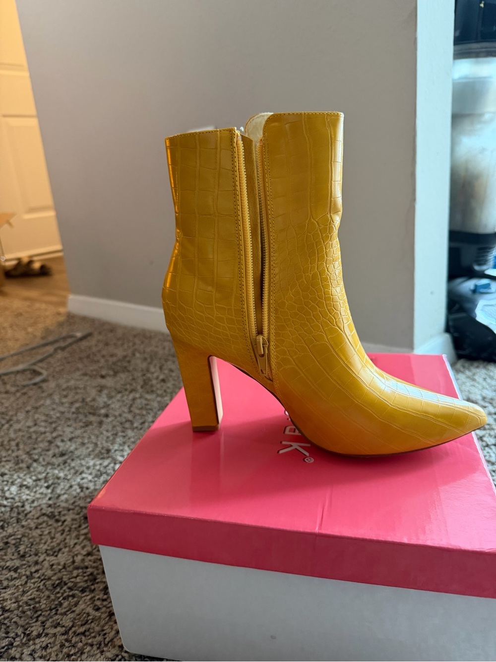 New In Box Yellow Snake Skin Croc-Embossed Pointed Toe Ankle Boots - Women 6.5/7
